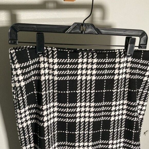 Houndstooth Skirt with Ruffled Hem Large - Picture 3 of 6
